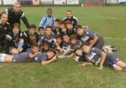 La squadra in festa con il trofeo